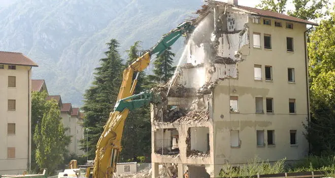 Giù le ultime «palafitte» di viale dei Tigli