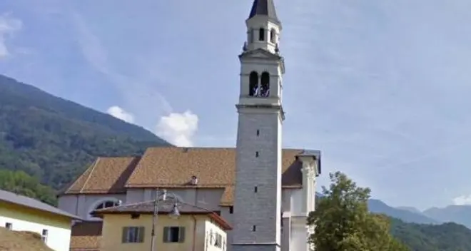 Il campanile perde i pezzi: strada chiusa a Roncegno