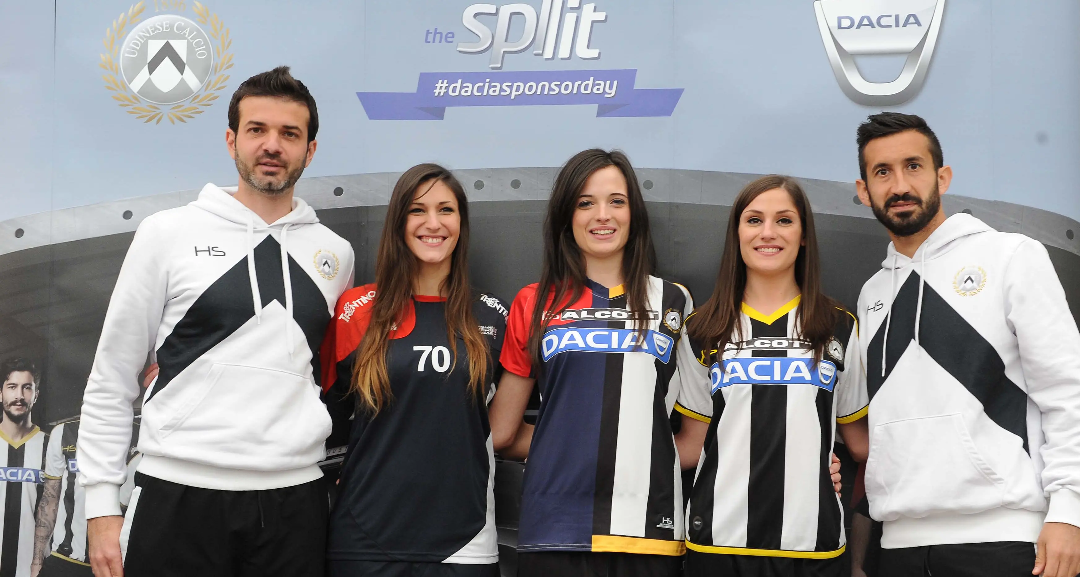 L'Udinese in campo con i colori della Pallamano Rovereto