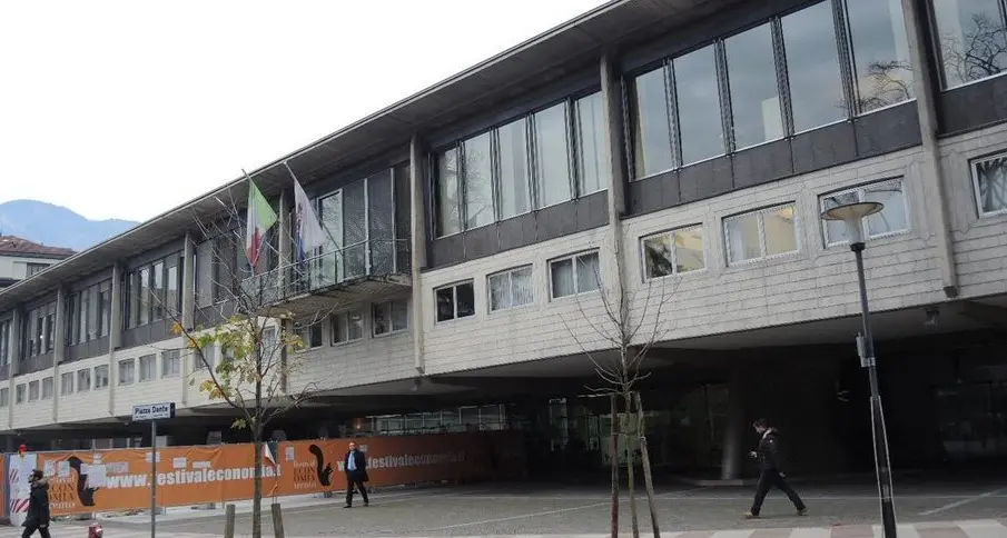 Ecco la Regione-bancomat: contributi per tutti