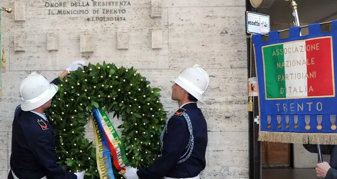 Distrutta la corona per la Resistenza