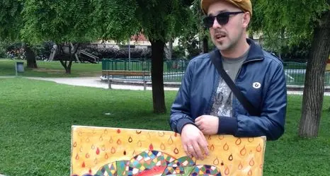 Sorpresa ai giardini di Rovereto: gratis i quadri appesi agli alberi