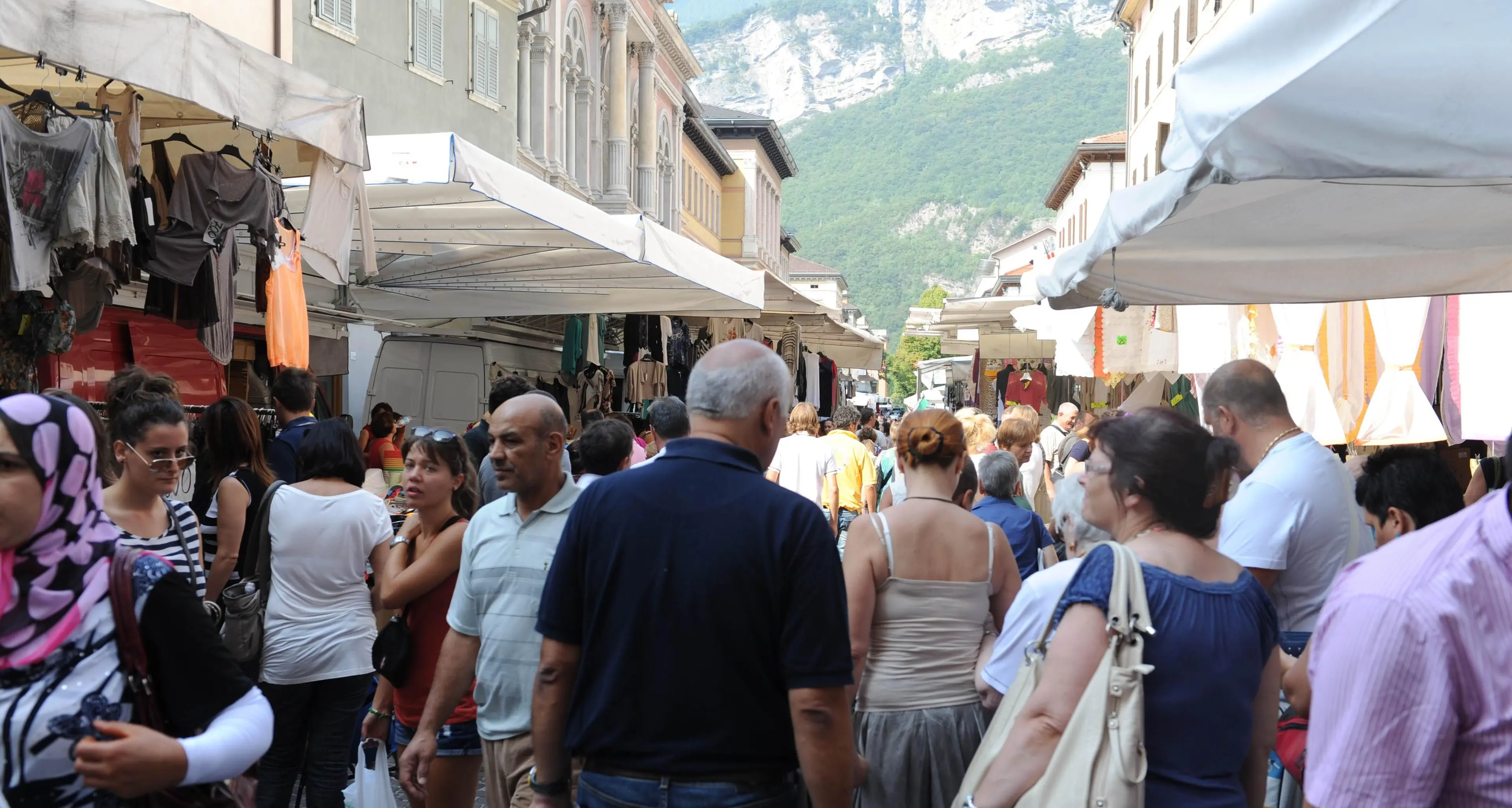 Un borseggio e una tentata rapina al mercato del giovedì: denunciate due donne