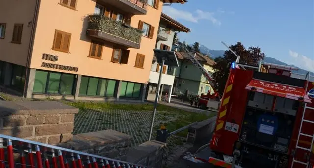 Scoppia un incendio sul balcone, paura per un pensionato