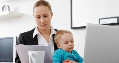 Maternità e lavoro, 300 licenziamenti ogni anno