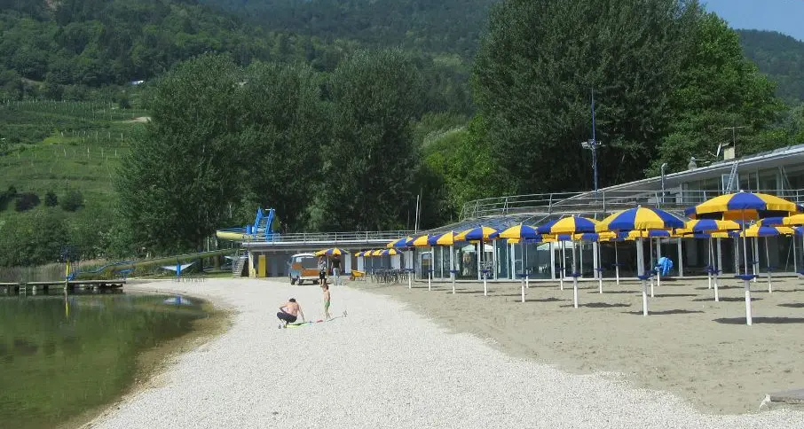 Sdraio e ombrelloni aperti al Lido di San Cristoforo
