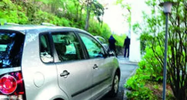 Pensionato cade a terra e muore sulla porta di casa