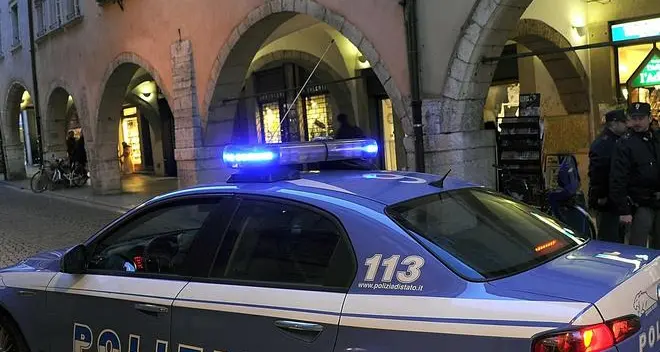 Giovane rapinato e sfregiato in via Cavour