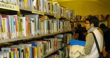 Biblioteca, multe salate per i ritardi