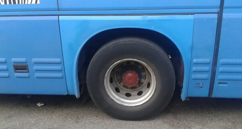 Pullman in servizio con le gomme lisce