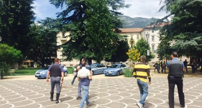 Ancora una maxi rissa tra stranieri in piazza Dante: coinvolte oltre 40 persone