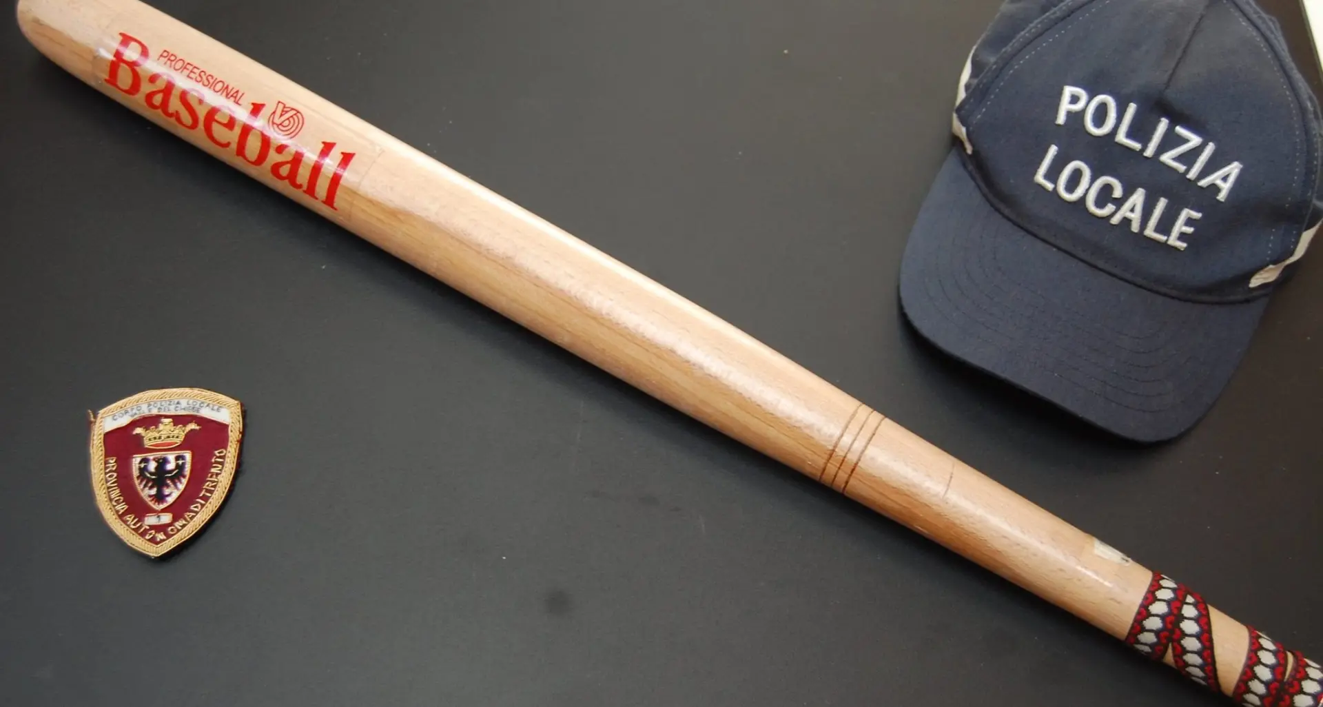 Condino, aggredisce i vicini con una mazza da baseball