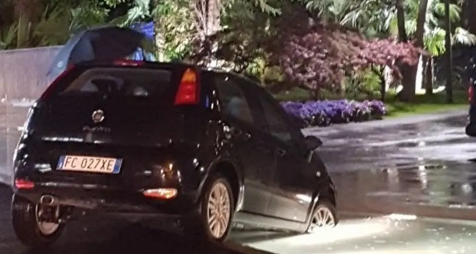 Riva del Garda, auto nella fontana del Du Lac