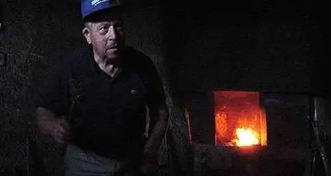 A 92 anni forgia il tridente per il Nettuno derubato