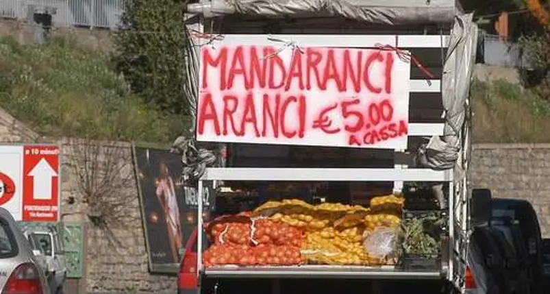 Linea dura contro i venditori ambulanti di frutta e verdura