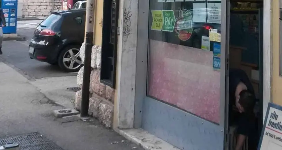 Ladri fermati dal vecchio termosifone