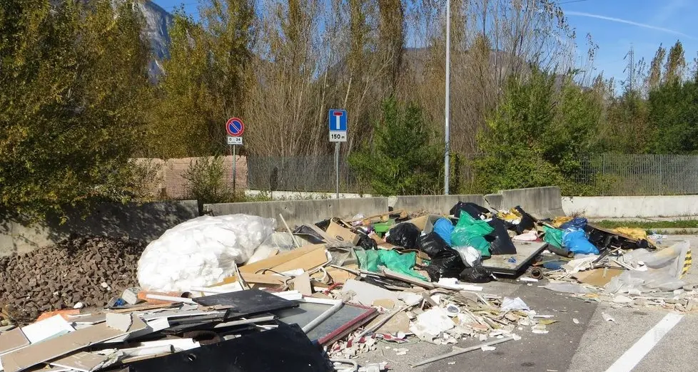 Furbi dei rifiuti, fototrappole in arrivo a Trento