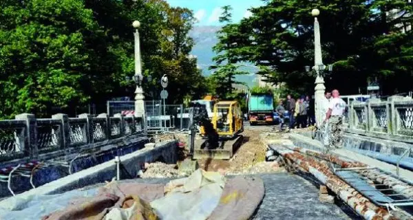 Via Dante, artificieri al lavoro sul ponte