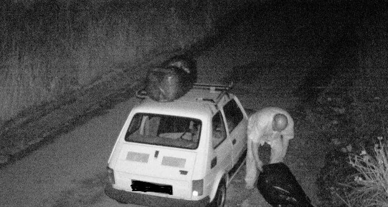 «Furbetti» dei rifiuti arrivano tre fototrappole
