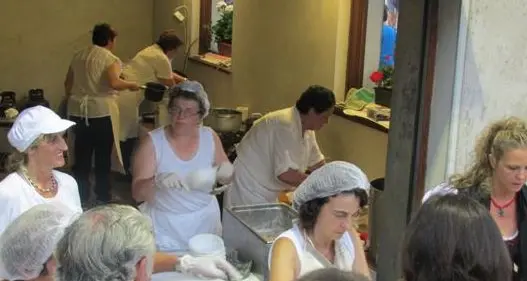 In 2.500 si mettono in coda per un piatto di canederli