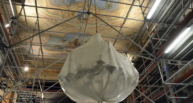 Ora il soffitto del teatro risplende d’azzurro