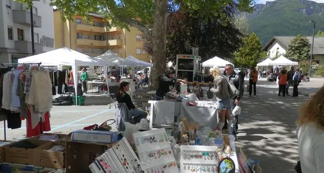 Antiquari e artigiani con i loro 30 stand conquistano Pergine