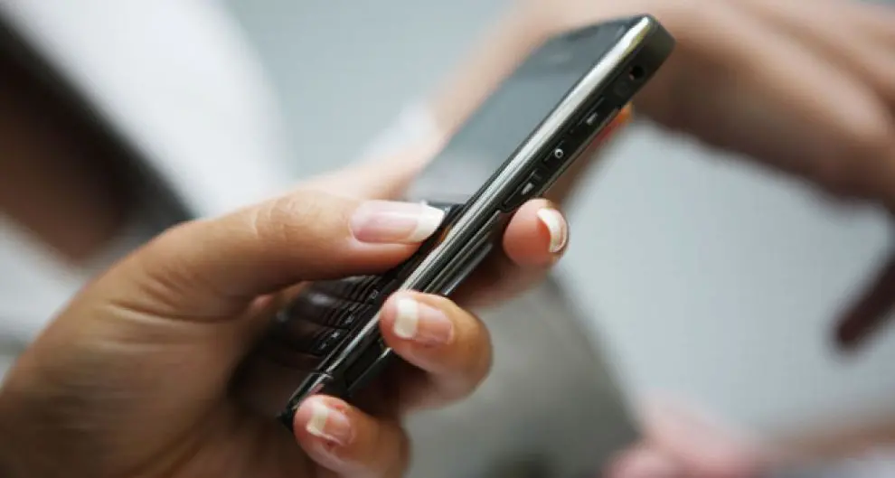 Scippa una ragazza del telefonino e scappa dal bus