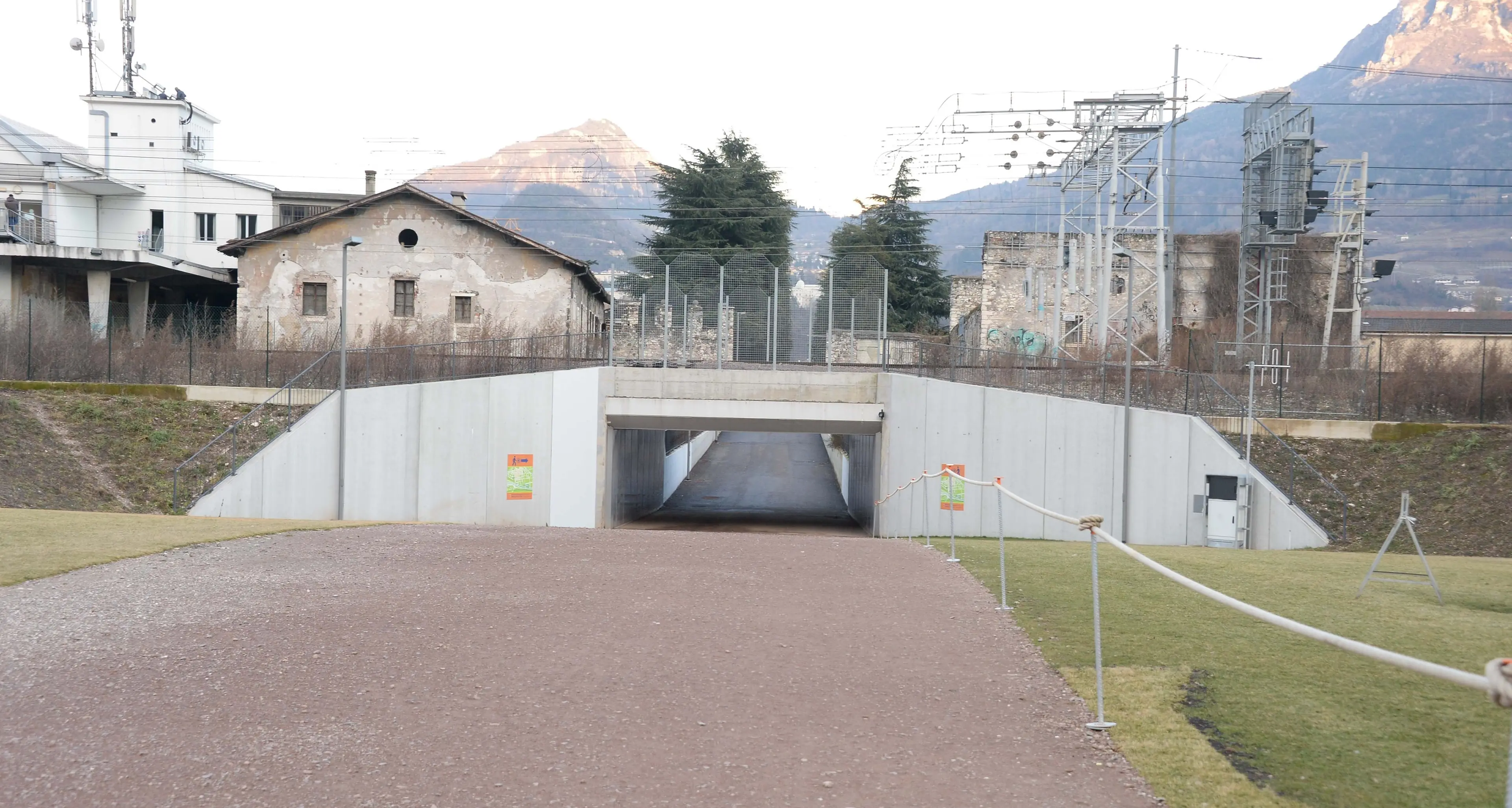 Uomo nudo davanti al cimitero di Trento