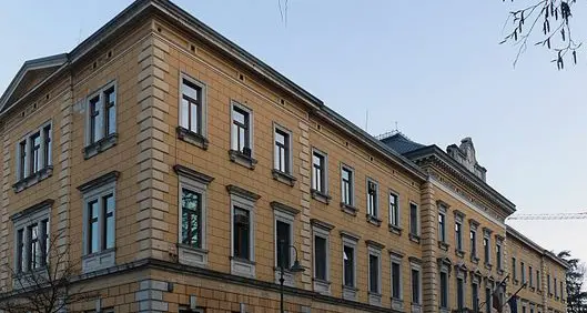Sposa una diciottenne e la costringe a prostituirsi
