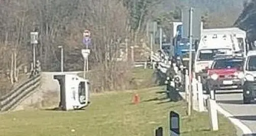 Auto fuori strada, disagi al traffico