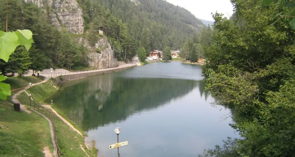 Allarme smottamenti al lago Smeraldo: alberi a rischio crolli