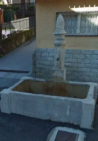 Il metal detector scova una bomba nella fontana