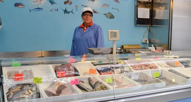 Scontro a colpi di firme per il pesce fritto in centro