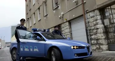 Lite con l'amico, gli sfascia la casa