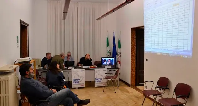 Votano in 20 mila Bersani in testa