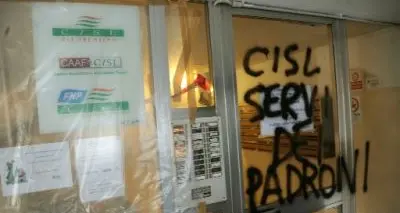 Trento: raid vandalico contro la sede della Cisl