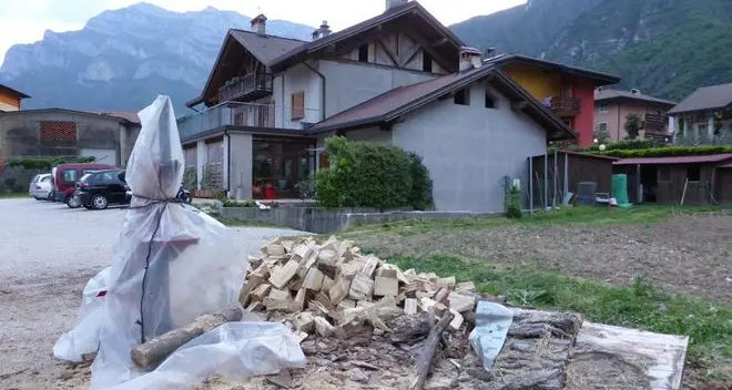 Gli sfugge la motosega e lo colpisce in pieno viso