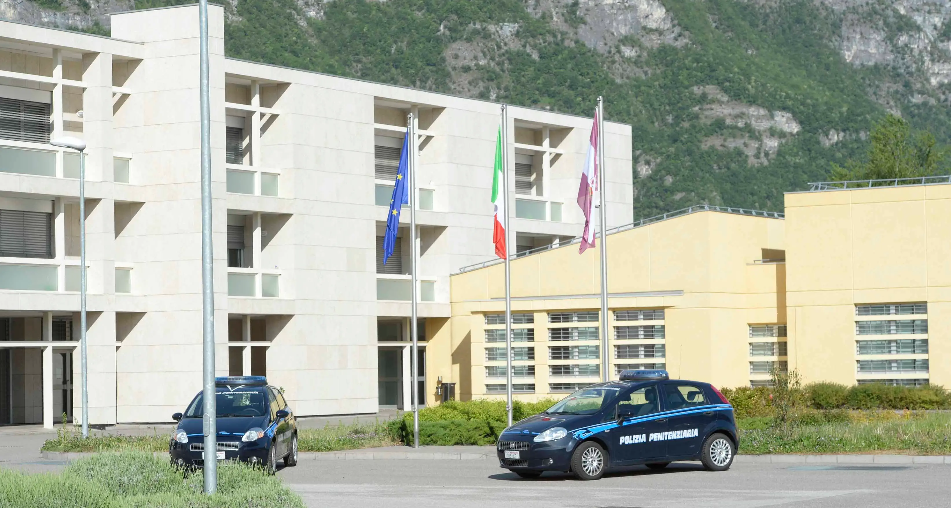 Viola gli arresti domiciliari, finisce in carcere