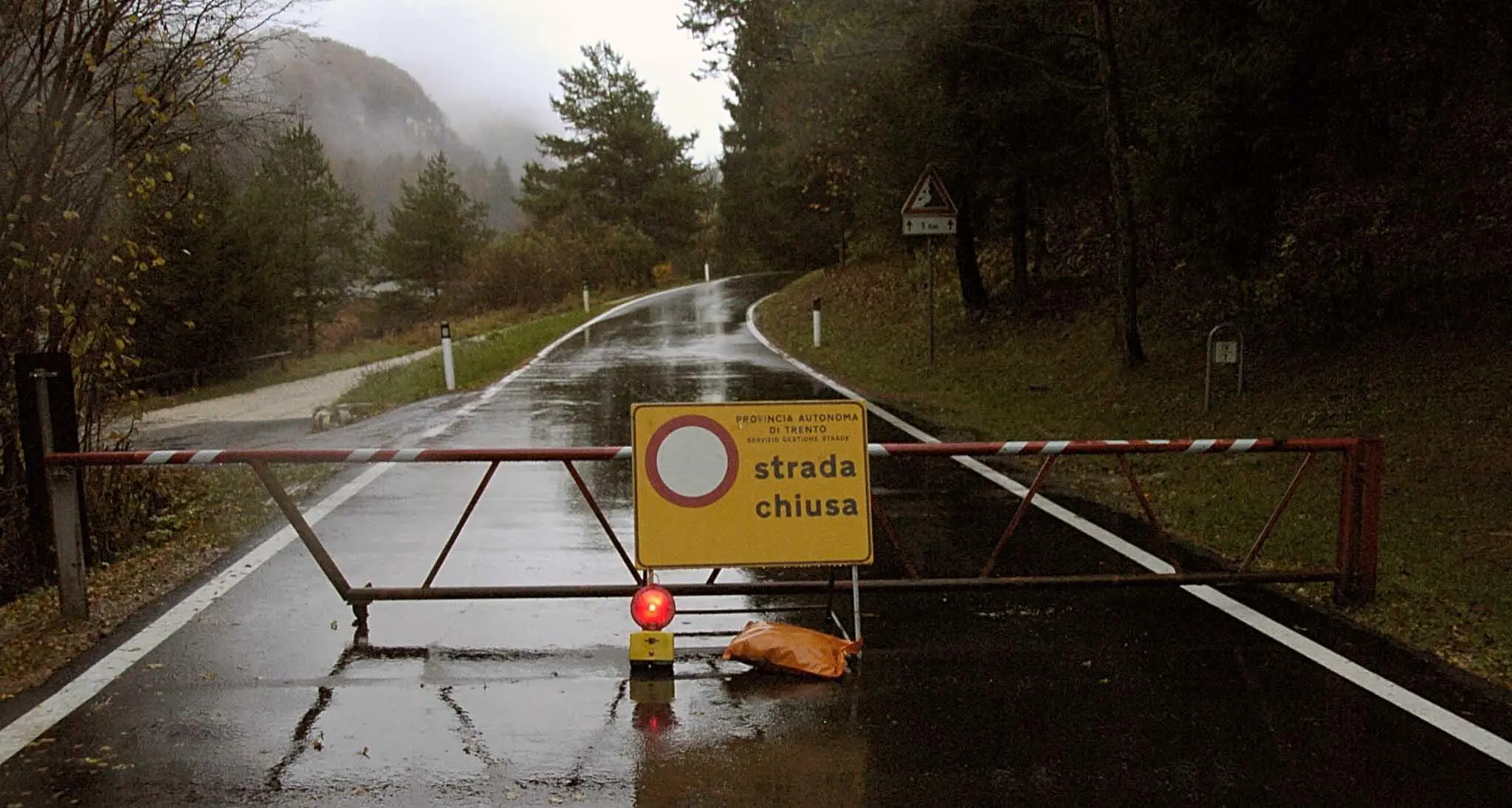 Due sassi piombano sulla Provinciale 90 a Pilcante, strada riaperta stamattina