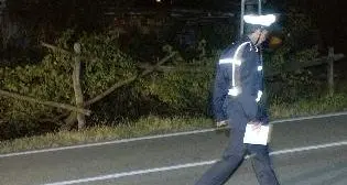 A 5 anni in strada da solo: segnalata la madre