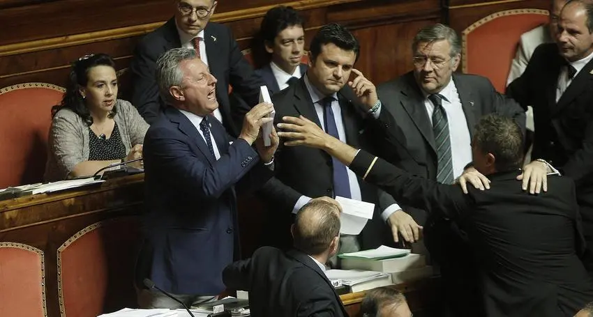 Divina-show in Parlamento: strappa i fogli della Costituzione