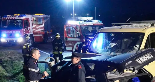 Auto contro furgone gravissima una donna
