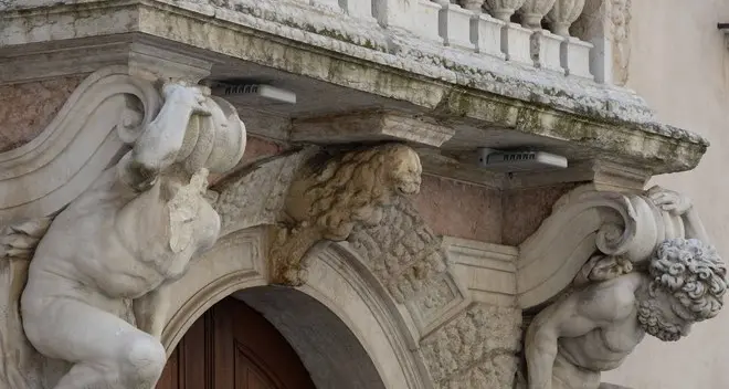 Statua perde la testa a Palazzo Sardagna nei lavori stradali