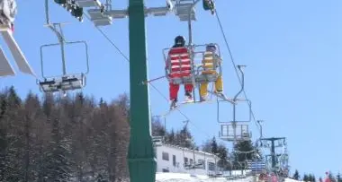 Bimbo solo sulle piste da sci, genitori indagati