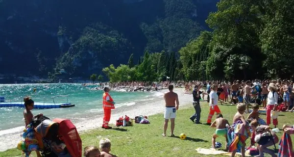 Tragedia a Riva del Garda, annega quindicenne