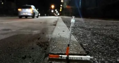 «Lancio» di siringhe usate in via Lavisotto