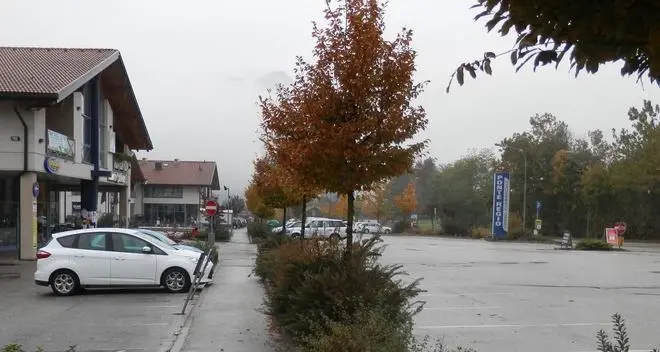 Ponte Regio, gli esercenti: «No ai parcheggi blu»