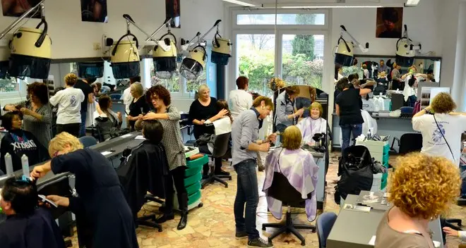 Due ore di coda per il taglio di capelli della solidarietà