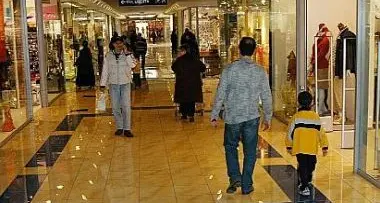 Rovereto: finta minorenne filma i rapporti sessuali per ricattare i clienti, arrestata insieme al complice