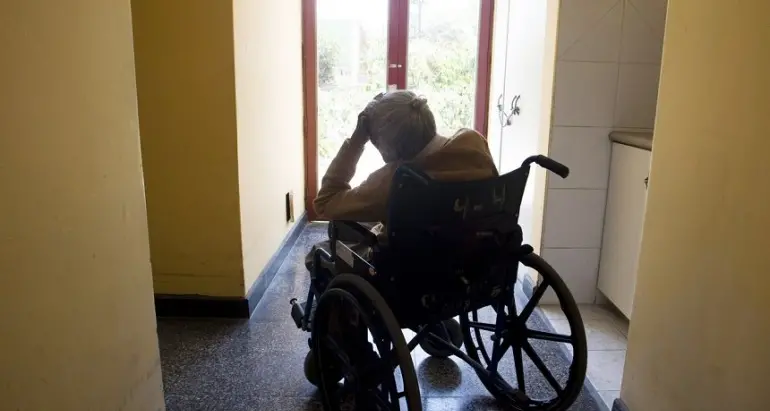 Truffa l’anziano in casa di riposo: preleva 13 mila euro